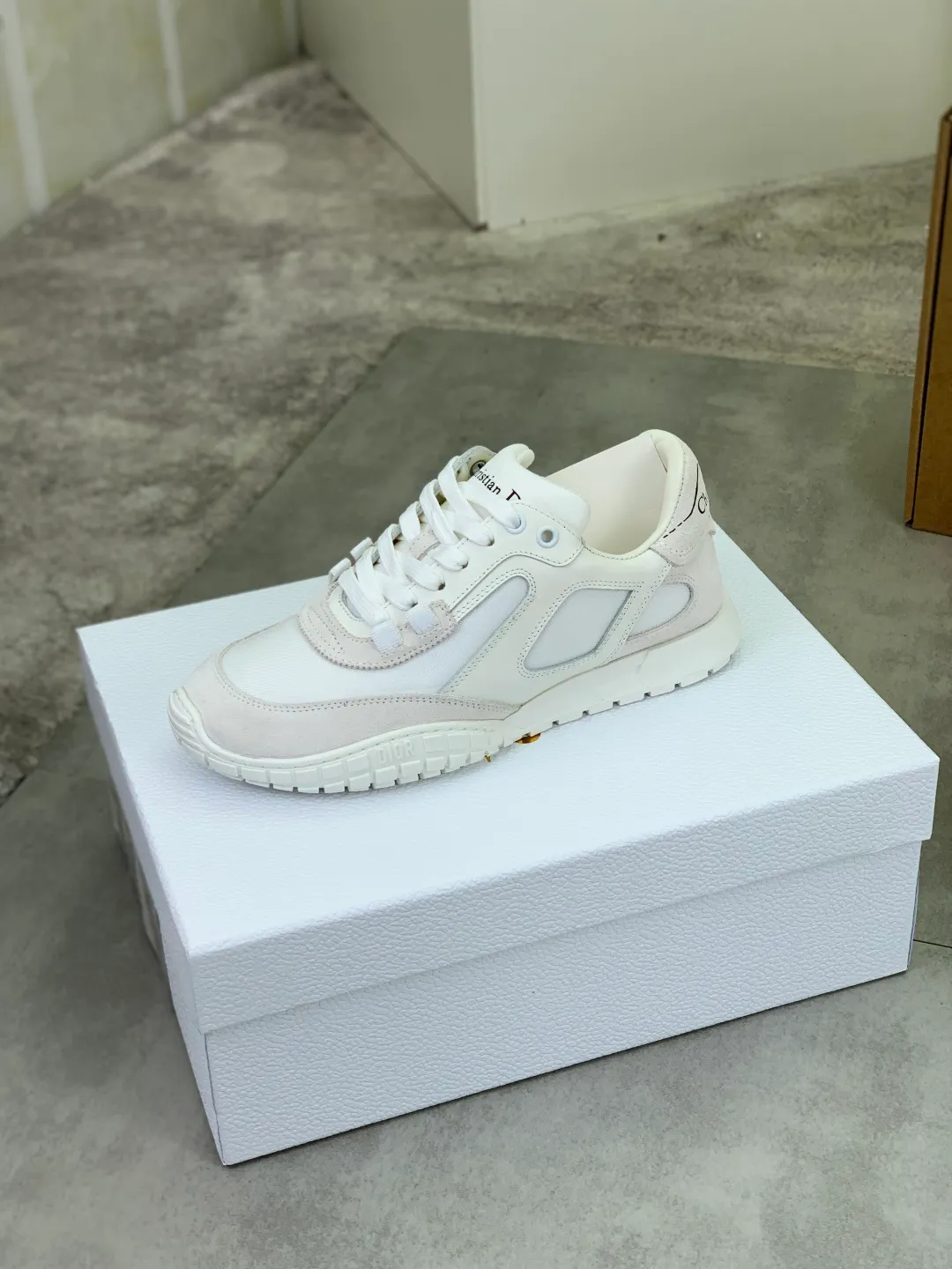 Men's men's shoes P560 new Dior Tech sneakers 2026 early spring series new products, with fashionable details, highlighting retro aesthetics. The light beige anti-suede cow leather upper is spliced ​​with apricot transparent mesh fabric on the side. The upper window edge is adhered with high-frequency flat ironing and back-pressure. It replicates the original craftsmanship, making it beautiful and comfortable without falling off. The interior is made of sheep lining of the same color and is soft and comfortable. The heel and tongue are embellished with the Paris logo. The textured TPU soles with the same color logo. The high-end version is exquisitely packaged with an airplane box, adding to the high-end style. Color: 4️⃣colors available Size: Female 35-41 Male 39-46